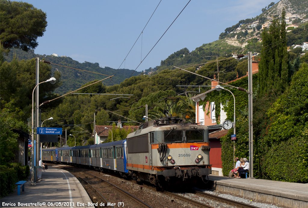 The BB 25669 of SNCF transit in Eze-Bord de Mer with the TER train n. 86019 from Cagnes-sur-mer to Ventimiglia. (May 6, 2011)