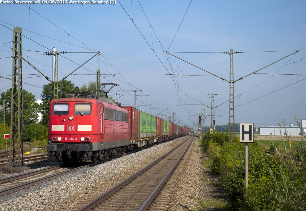 The BR151.052 transit in Mertingen Bahnhof with an Hangartner train with destination Verona Quadrante Europa.