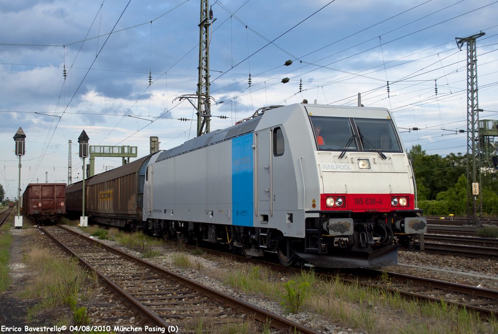 The BR185.638 of Railpool is waiting to start from Mnchen Pasing with a freight train by TX Logistik.