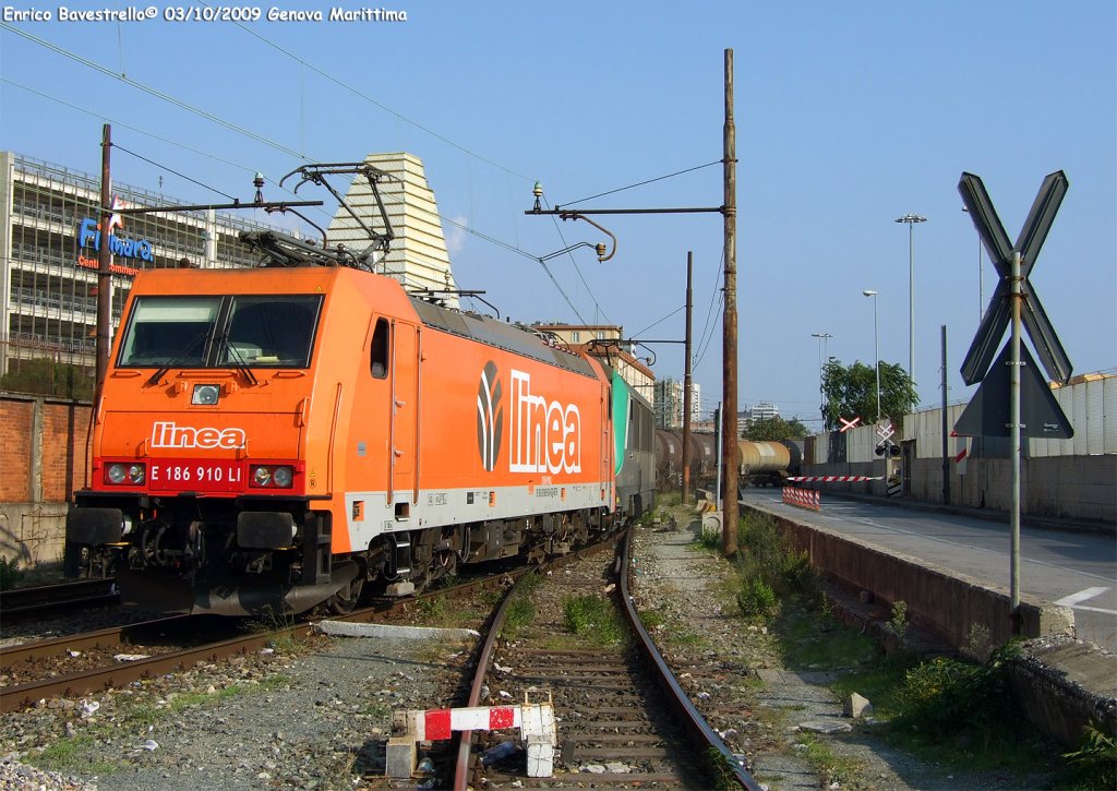 
The E186.910 of Linea with an E436 hired from SCNF Fret Italia hauls a freight train from Genova Marittima to Ferrandina.
