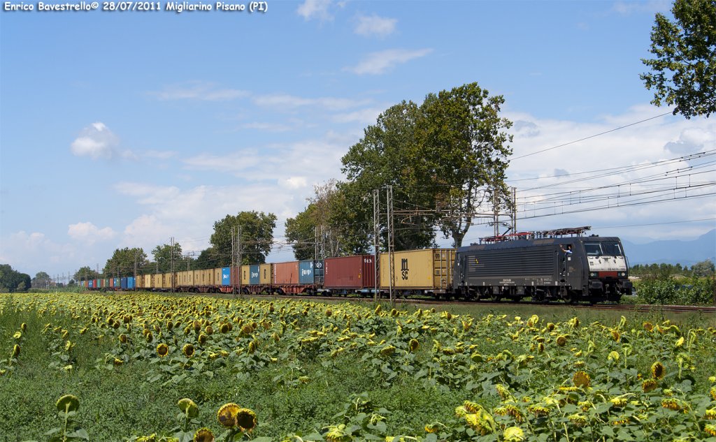 The E189.985 of Interporto Servizi Cargo (leased to FER - Ferrovie Emilia Romagna) hauls a freight train from La Spezia Migliarina to Modena, here in Migliarino Pisano. (July 30, 2011)