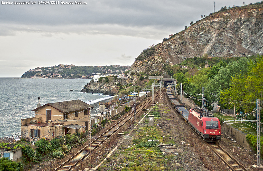 The E190.002 of OBB, leased to Linea s.p.a., transit in Genova Vesima hauling a freight train from Savona Parco Doria to Fossacesia. (April 14, 2011)