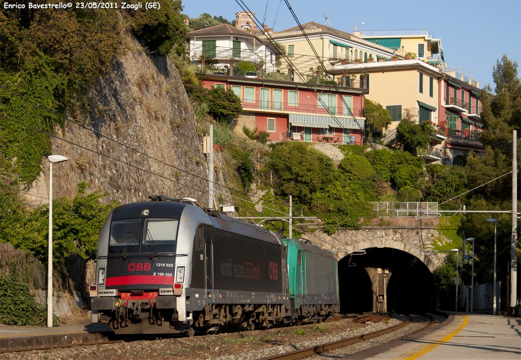 The E190.025 of OBB (in service to Linea Smart Business Ways) is hauled by the E483.012 with a train from Asti to La Spezia Marittima, here in Zoagli. (May 23, 2011)