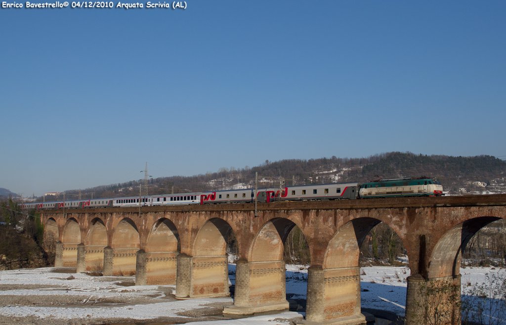The E444.091 heading the Express train from Moskva Belorusskaja to Nice Ville, here near of Arquata Scrivia.