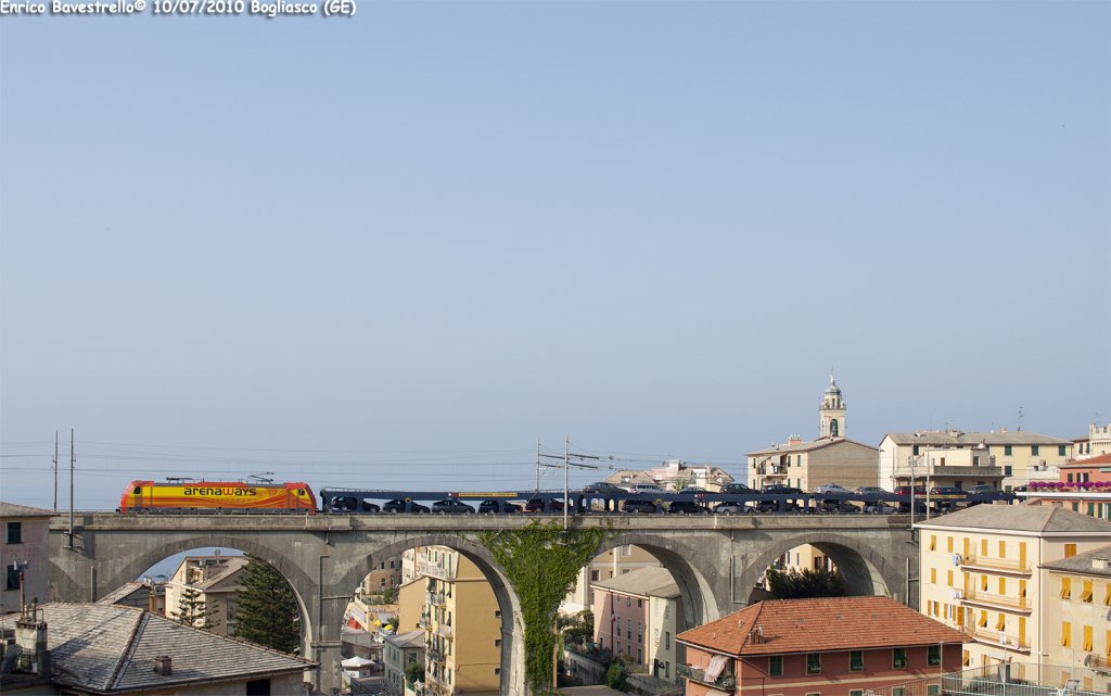 The E483.018 of ArenaWays haul the Autoslaap train from S' Hertogenbosch to Livorno Centrale, here in transit in Bogliasco.