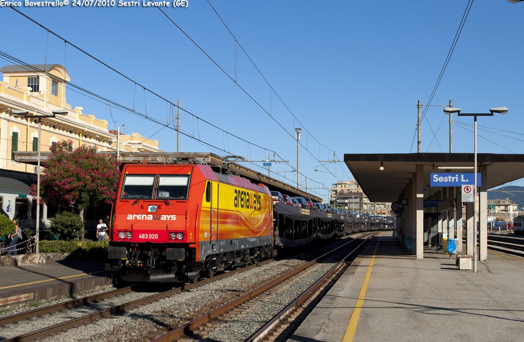 The E483.020 of ArenaWays hauls the  Autoslaap  train n. 13209 from Chiasso to Livorno Centrale, here in transit in Sestri Levante.