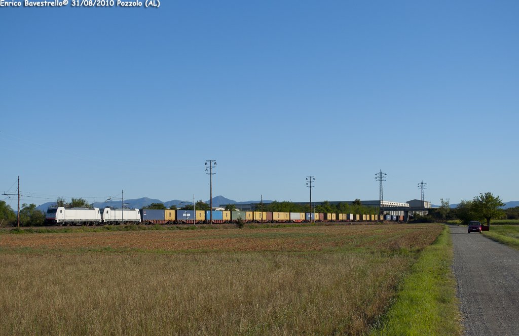 The E483.021 in double traction with the E483.022 hauls the TC 54524 from Genova Voltri Mare to Rivalta Scrivia here in transit after the station of Pozzolo Formigaro (AL).
