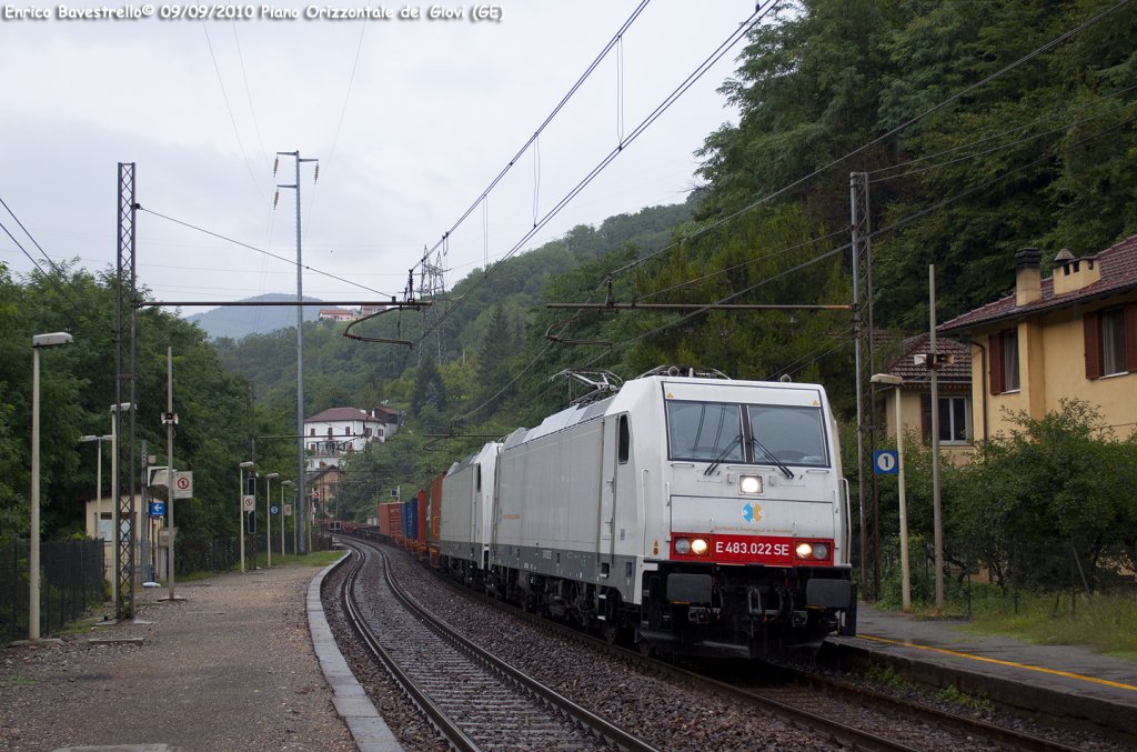 
The E483.022 of Autorit Portuale di Savona (now hired to SerFer) hauls the container train n. 54251 from Rivalta Scrivia to Genova Voltri Mare, here in Piano Orizzontale dei Giovi.