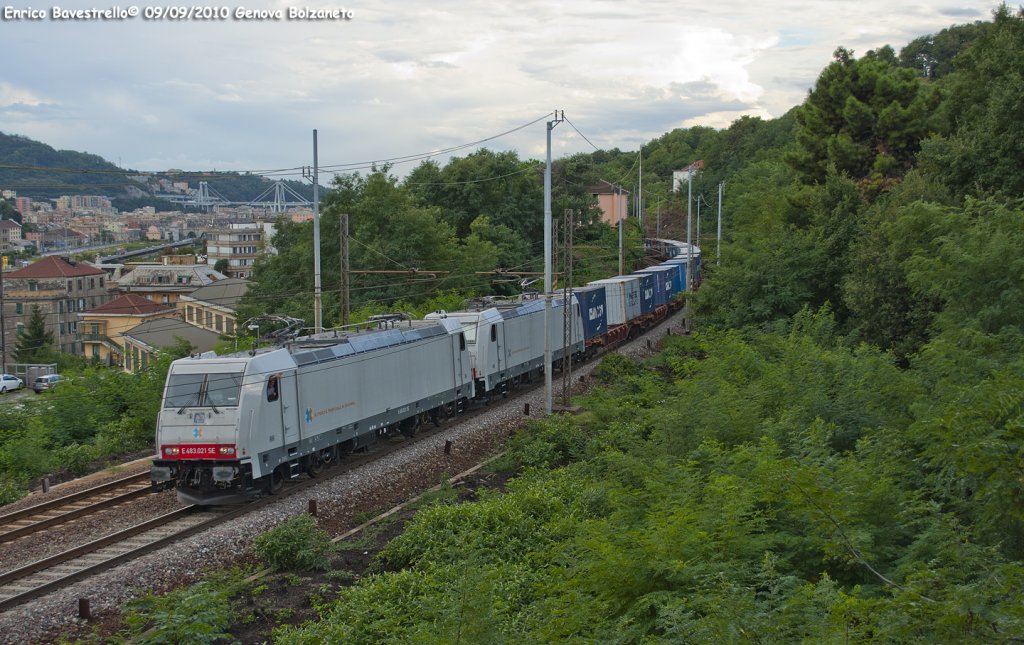 
The E483.022 of Autorit Portuale di Savona (now hired to SerFer) hauls the container train n. 54255/54254 from Genova Voltri Mare to Rivalta Scrivia, here near of Genova Bolzaneto.