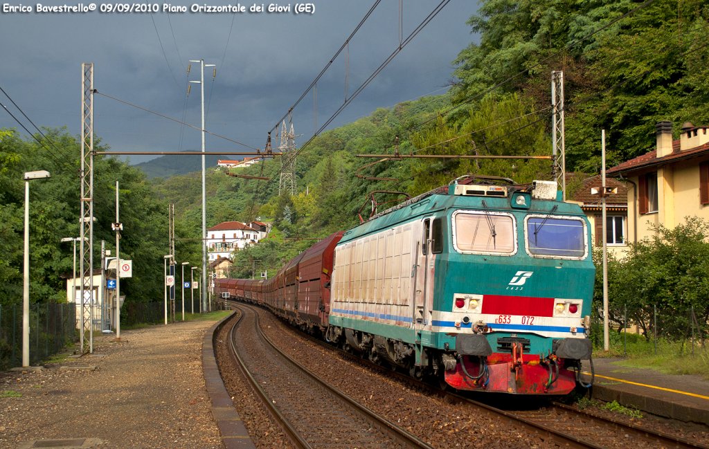 
The E633.072 hauls a freight train on the giovi railway line. Here the train is passing in Piano Orizzontale dei Giovi.