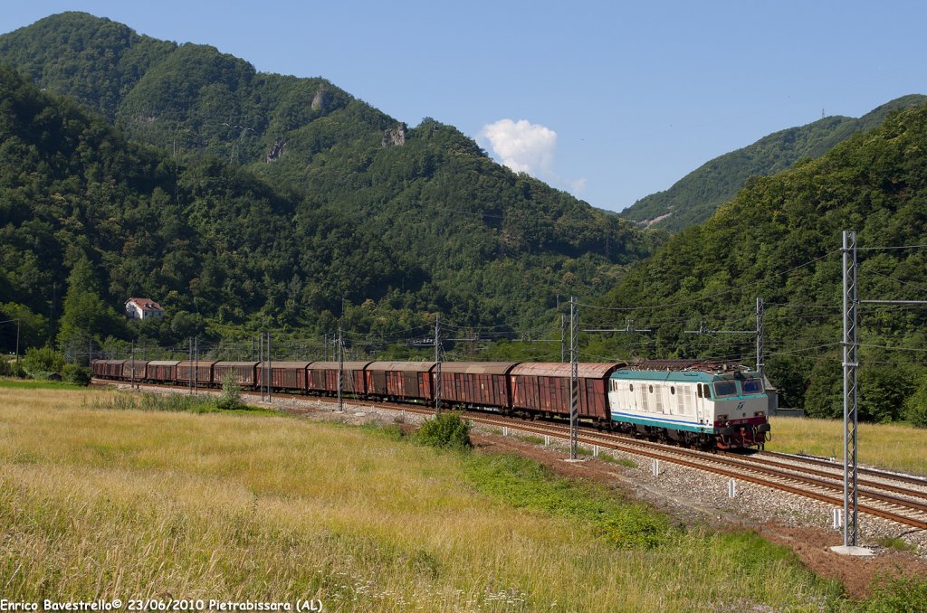 The E652.017 hauls a freight train from Lecco Maggianico to Marcianise/Maddaloni, here in transit near of Pietrabissara. 