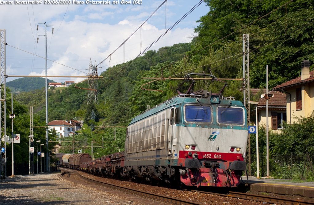 The E652.063 hauls a freight train from Milano Smistamento to Savona Parco Doria, here in transit in Piano Orizzontale dei Giovi.