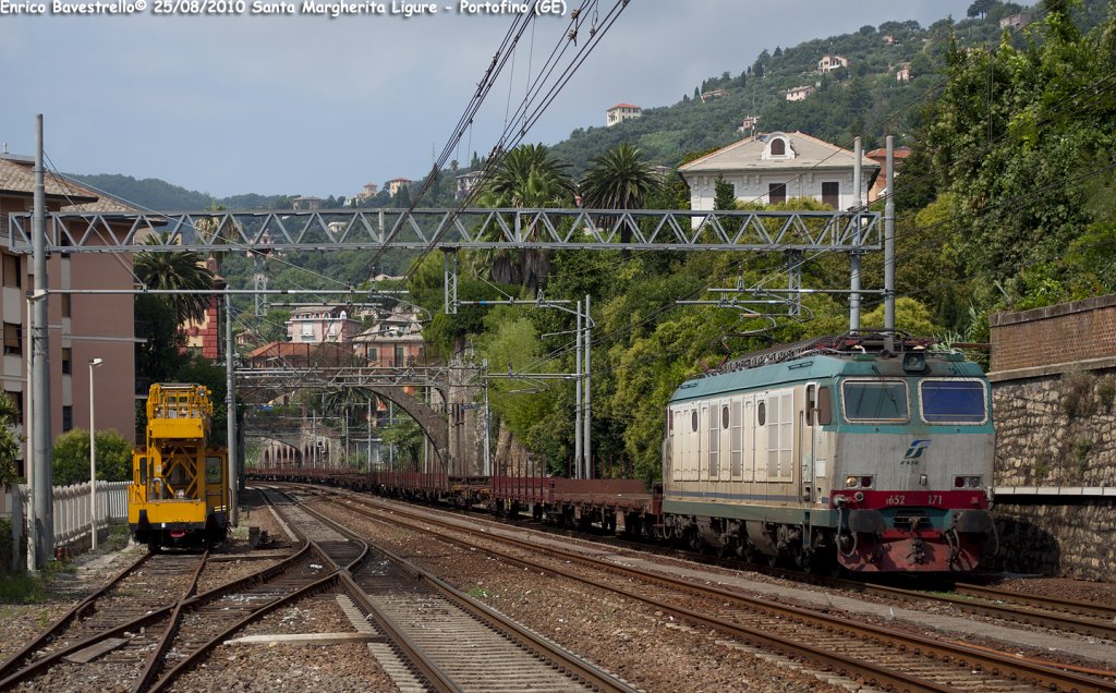 The E652.171 hauls an empty container train from Ventimiglia Parco Roja Mare to Santo Stefano di Magra, here in transit in Santa Margherita Ligure.