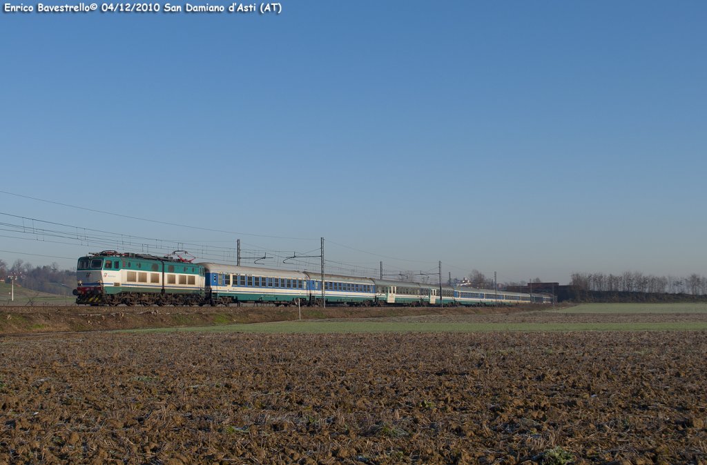 The E656.052 heading the Express train n.906 from Lecce to Torino Porta Nuova, here near of San Damiano d'Asti. (December 4, 2010)