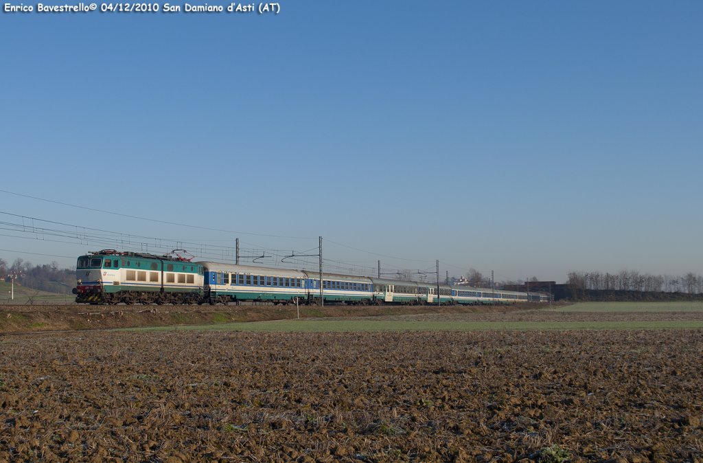 The E656.052 heading the Express train n.906 from Lecce to Torino Porta Nuova, here near of San Damiano d'Asti. (December 4, 2010)