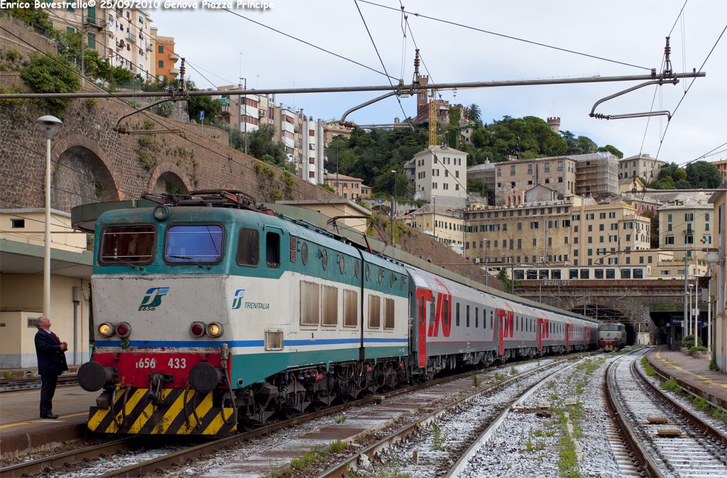The E656.433 heading the new Express train from Moskva Belorusskaja to Nice Ville, here in Genova Piazza Principe.