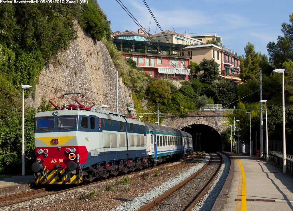 The E656.607 pushes the regional train n. 2051 from Torino Porta Nuova to La Spezia Centrale, here in transit in Zoagli.