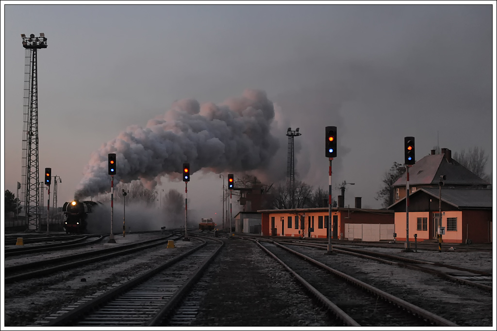 The early morning. Noch vor Sonnenaufgang hatten wir m 29.12.2012 das Glck 498.104 bei Verschubarbeiten in Vesel nad Moravou aufnehmen zu knnen.