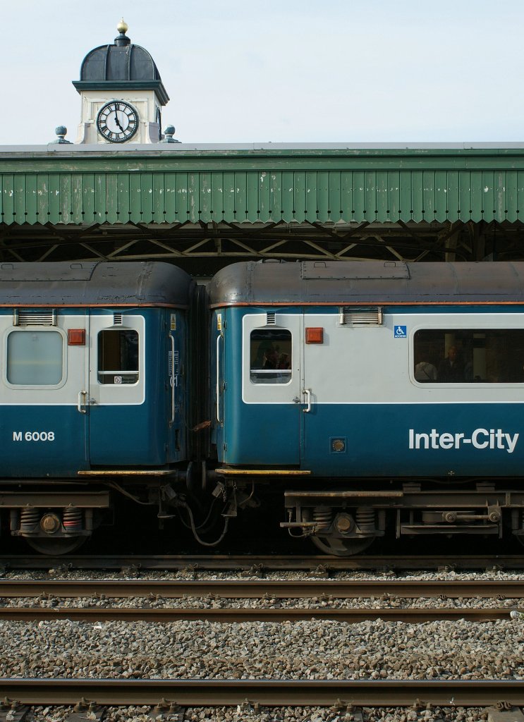 The good, old British Rail! 
Cardiff am 21.04.2010

Nachtrag vom 21.2.18: Zwar weckt das Bild den Eindruck der guten alten BR; doch der Schein trügt: es handelt sich um Mark 2 Wagen welche Cargo-D an die First Great Western vermietet hat, welche letztere auf der Strecke Cardiff - Taunton einsetzte.
 