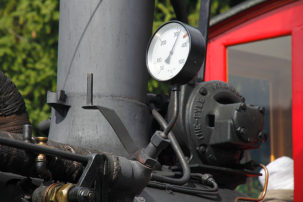 Thermometer der BRB-Dampflok H 2/3 Nr. 2 zeigt 330 C an. Die Grenze des berhitzers liegt bei 380  C. Von 1891 bis zum Umbau 1935/36 fuhren diese Maschinen mit Nassdampf und bentigten 80 Min. bis Rothorn-Kulm. Seither schaffen die Loks die Strecke in 55 Min. Station Planalp, 12. Sept. 2010, 11:50.