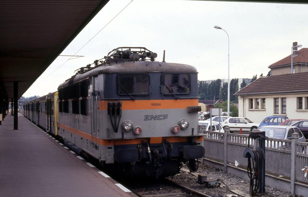 Thionville am 9.8.1993
Zug 66658 ist mit E-Lok 16684 bespannt.