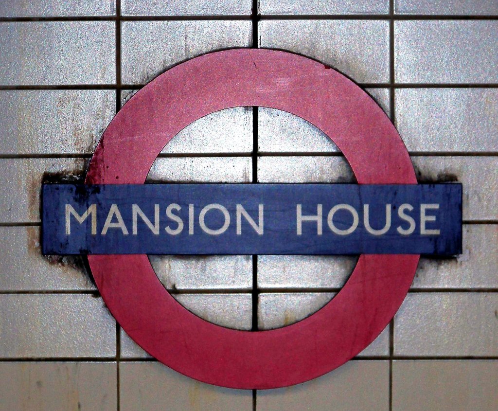  This is Mansion House.  Gelegen an der Circle Line und an der District Line. Das wohl bekannteste U-Bahn-Logo der Welt wird auch als Haltestellen -Schild genutzt, hier in der Mansion House Station, 16.3.010.