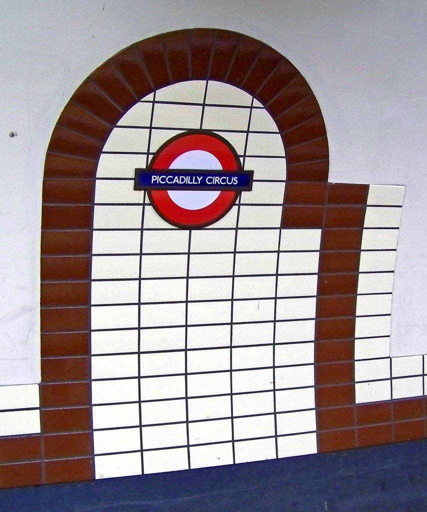  This is Piccadilly Circus.  Gelegen an der Bakerloo Line und an der Piccadilly Line. Aufgenommen am 16.3.010.