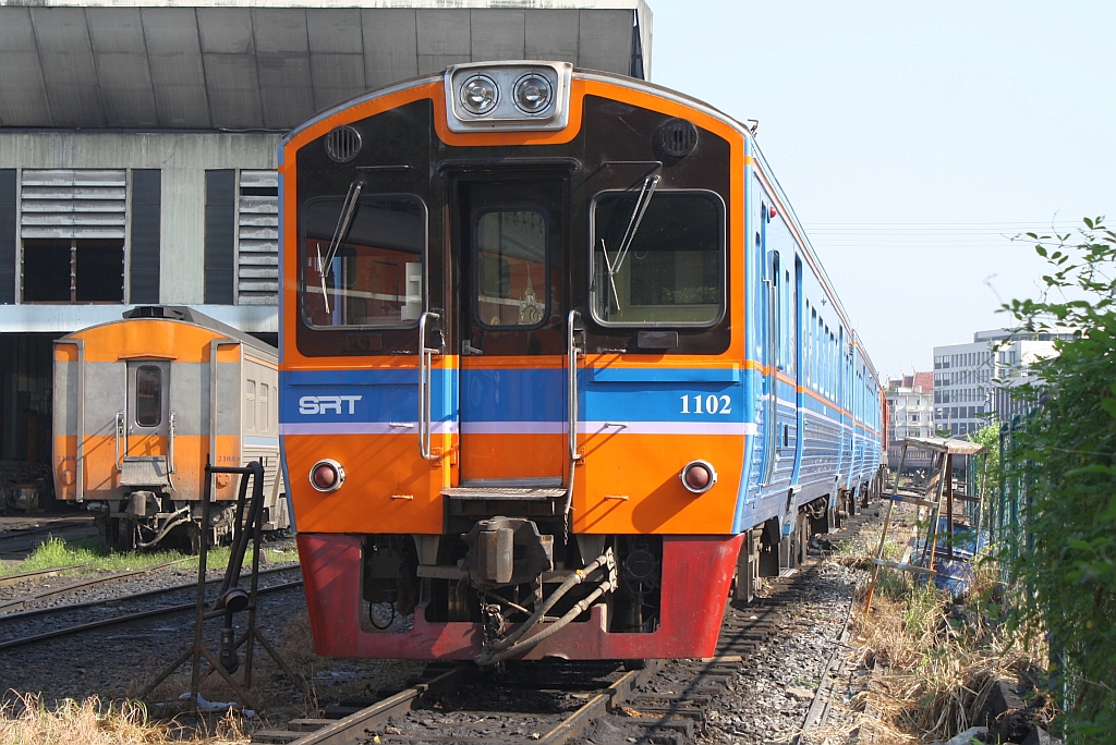 THN 1102 (1A' 2', dh, Tokyu, Bj.1983) am 26.Oktober 2012 im Depot Hua Lamphong. 

