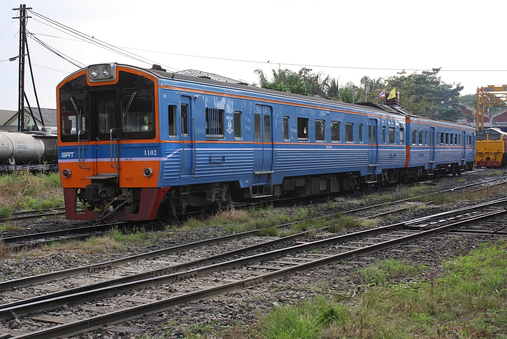 THN 1102 (1A' 2', dh, Tokyu, Bj.1983) mit THN 1105, beide nun vollständig im neuem Design, am 15.November 2012 im Depot Thon Buri.