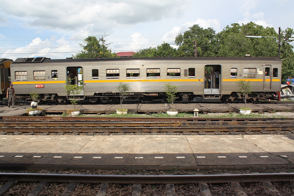 THN 1105 am 22.August 2010 als EXP-DRC 76 (Nong Khai - Bangkok) beim planm��igem Halt im Bf. Ayutthaya. Man beachte die Ausf�hrung des Bahnsteiges: Altschwellen !!!