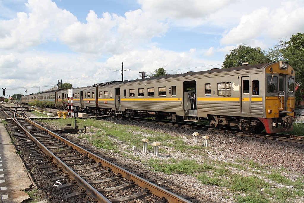 THN 1105 verl�sst am 22.August 2010 als EXP-DRC 76 (Nong Khai - Bangkok) den Bf. Ayutthaya.