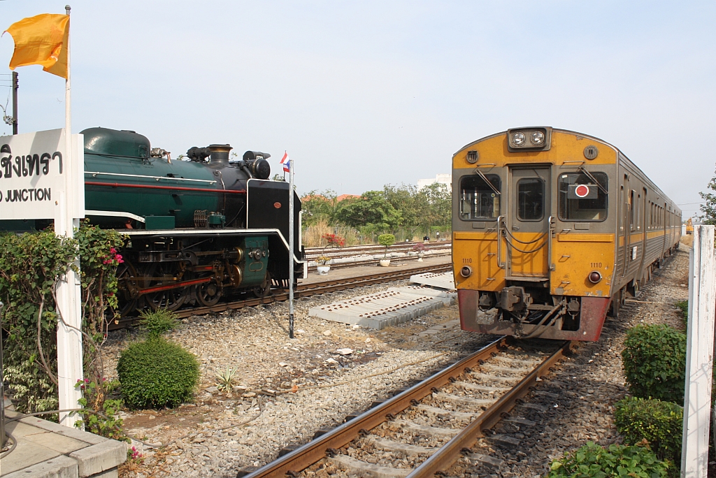 THN 1110 als letzter Wagen des ORD 279 (Bangkok - Aranyaprathet) verlsst am 04.Dezember 2010 den Bf. Chachoengsao Junction. Links im Bild die 824.