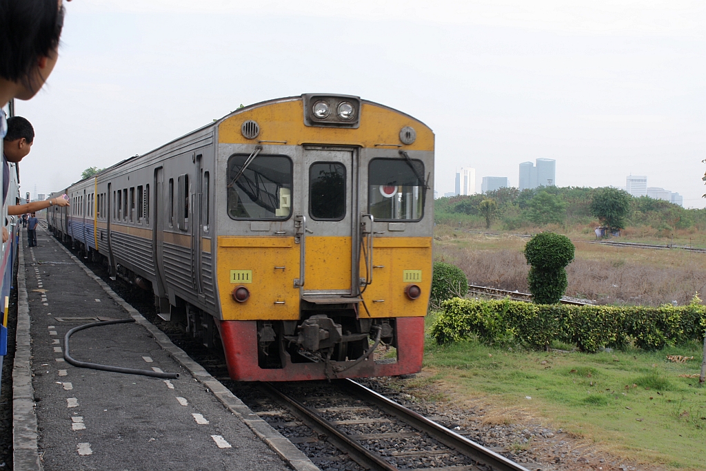 THN 1111 am 06.Dezember 2010 im Bf. Bang Sue Junction.