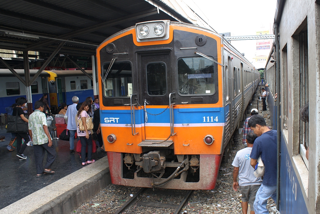 THN 1114 am 11.Juni 2011 auf Gleis 7 des Bf. Hua Lamphong.