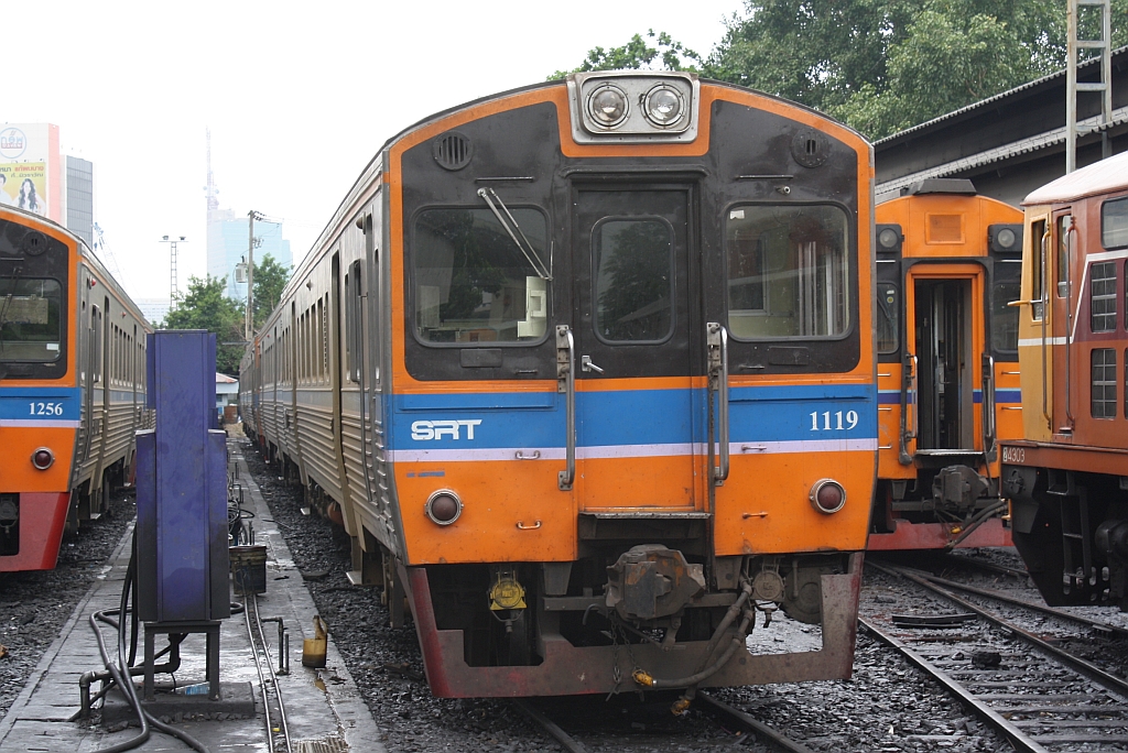 THN 1119 am 16.Mai 2012 auf dem Schnellreparaturgleis des Depot Hua Lamphong, welches gleich neben dem gleichnamigen Bahnhof liegt.

