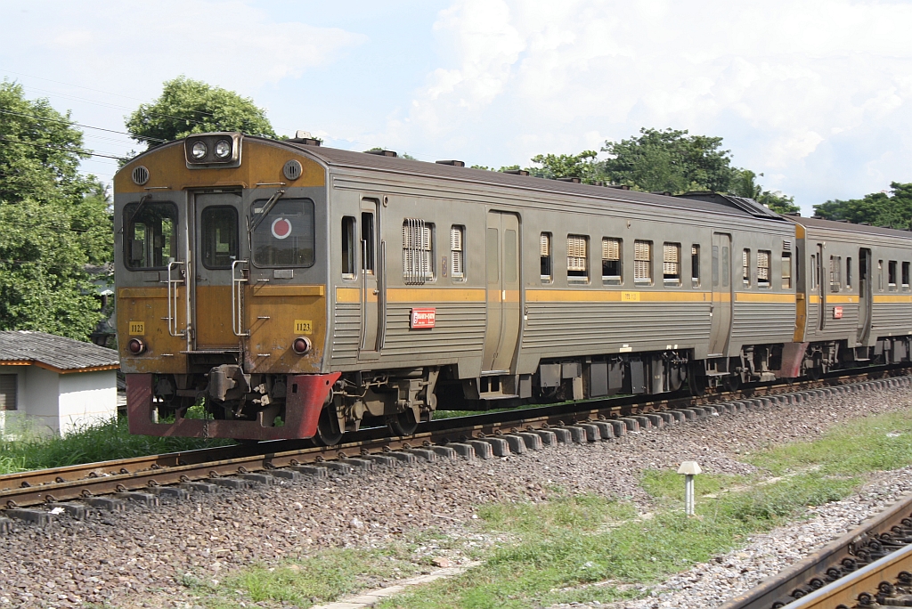 THN 1123 verl�sst am 22.August 2010 als EXP-DRC 76 (Nong Khai - Bangkok) den Bf. Ayutthaya.