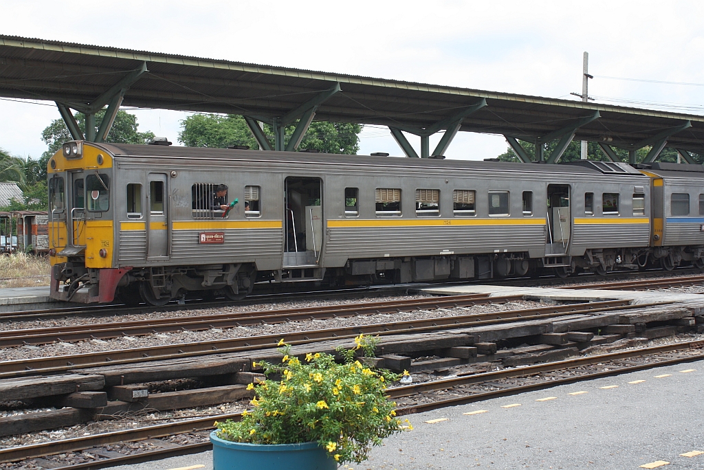 THN 1124 als EXP-DRC 71 (Bangkok - Si Sa Ket) am 24.August 2010 im Bf. Ban Phachi.