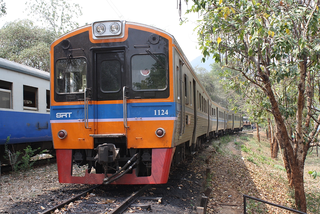 THN 1124 am 13.M�rz 2011 w�hrend der Wendepause des (nur an Samstag, Sonntag und Feiertags verkehrenden) ORD 909/910 in der Abstellgruppe des Bf. Nam Tok.
