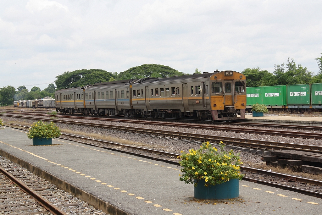 THN 1128 + ATC 2108 + THN 1124 als EXP-DRC 71 (Bangkok - Si Sa Ket) am 24.August 2010 bei der Einfahrt in den Bf. Ban Phachi.