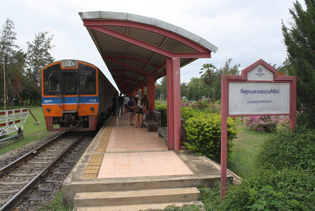 THN 1128 als erstes Fahrzeug des Excursionstrain 911 ist am 03.Juni 2012 am Ziel, der Hst. Suan Son Pradipat, angekommen. Nachdem die Fahrgste den Zug verlassen haben, wird er als Leerpersonenzug nach Hua Hin zurckfahren um dort die Wendepause auf den Excursionstrain 912 zu halten.
