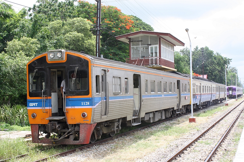 THN 1128 am 03.Juni 2012 w�hrend der Wendepause von Excursionstrain 911 auf 912 im Bf. Hua Hin.