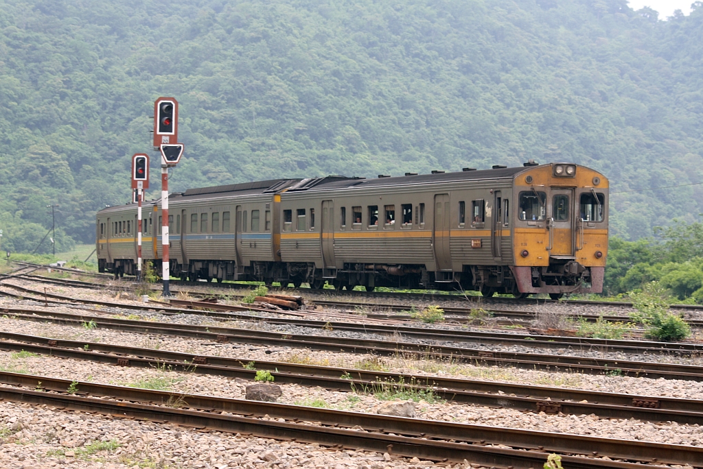 THN 1128 mit dem EXP DRC 71 (Banhkok - Si Sa Ket) am 23.August 2010 im Einfahrtsbereich des Bf. Hin Lap. 