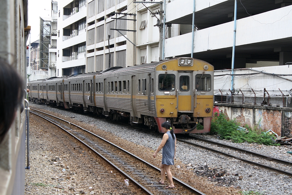 THN 1131 ca. 150m nach dem Einfahrtsignal des Bf. Hua Lamphong am 24.August 2010. Da Gleisanlagen in Thailand als ffentlich angesehen werden ist unverkennbar.