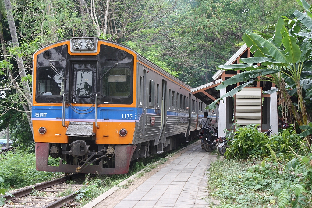 THN 1135 (1A' 2', dh, Nippon Sharyo, Bj.1983) w�hrend der Wendepause vom Excursions Train 909 auf 910 am 11.M�rz 2012 in der Hst. Nam Tok Sai Yok Noi.

