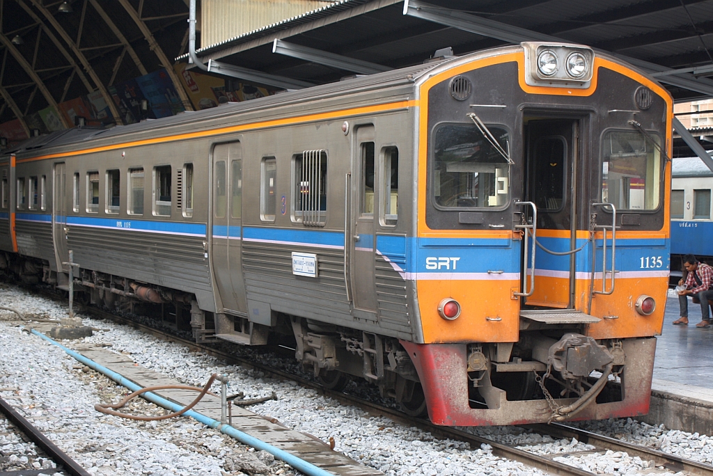 THN 1135 (1A' 2', dh, Nippon Sharyo, Bj.1983) schaut am 24.Juli 2012 aus der Halle des Bf. Hua Lamphong.

