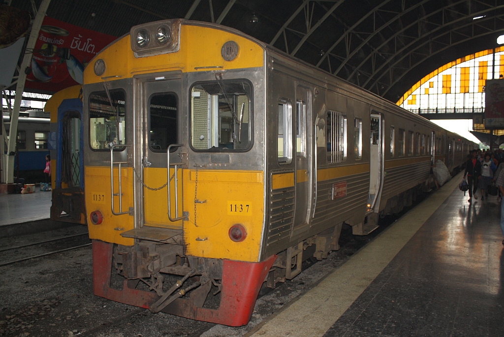 THN 1137 ist am 16.M�rz 2011 mit dem DRC EXP 72 im Bf. Hua Lamphong angekommen.