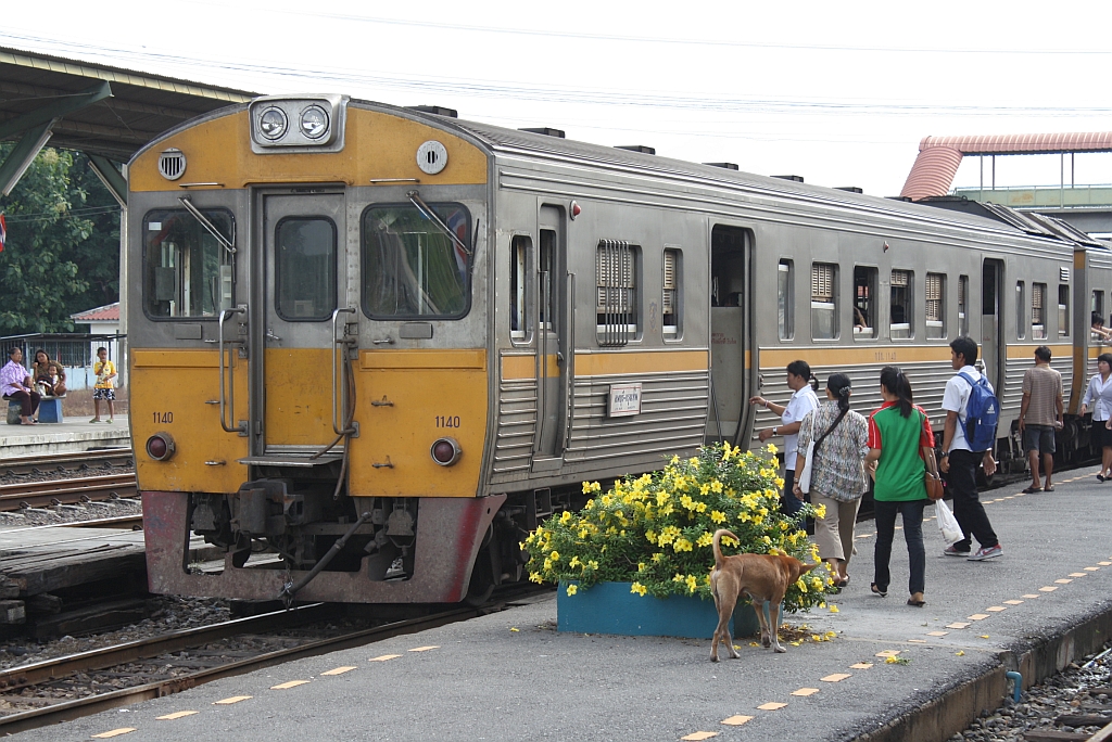 THN 1140 (1A' 2', dh, Nippon Sharyo, Bj.1983) am 23.August 2010 als ORD 304 (Lop Buri - Bangkok) im Bf. Ban Phachi.