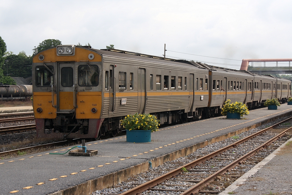 THN 1140 (1A' 2', dh, Nippon Sharyo, Bj.1983) verl�sst am 23.August 2010 als ORD 304 (Lop Buri - Bangkok) den Bf. Ban Phachi.