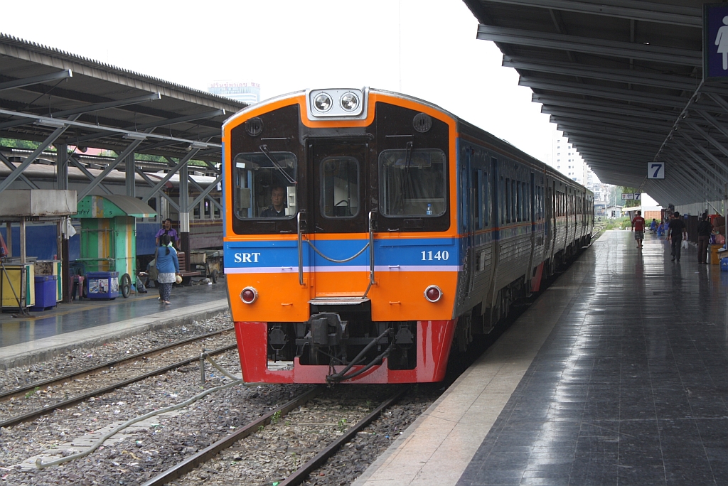 THN 1140 (1A' 2', dh, Nippon Sharyo, Bj.1983) wird am 16.Mai 2012 als ORD 209 nach Ban Takhli im Bf. Hua Lamphong auf Gleis 7 bereitgestellt.