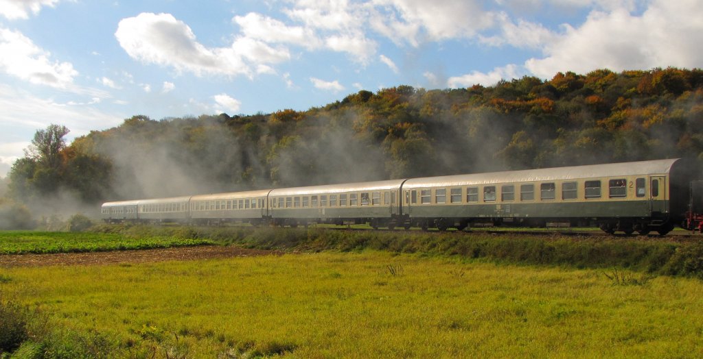 Thringer Traditionszug von DB Regio, als  Rotkppchen-Express II  von Eisenach ber Camburg nach Freyburg, bei Kleinjena; 24.10.2010